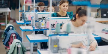 Užimtumo tarnyba: daugiausiai planuojamų atleidimų – apdirbamojoje pramonėje