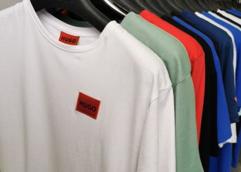 Gariūnų „firminės prekės“: pakartotinai įkliuvo padirbtų rūbų prekeivis