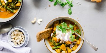 Nustebsite, ką galima pasigaminti iš rudeninių bulvių derliaus: kviečia išbandyti kvapnų daržovių karį