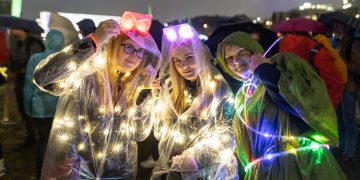 Turizmo dienai skirtame naktiniame žygyje po Vilnių nepaisant lietaus dalyvavo apie tūkstantį žmonių