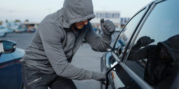 Gariūnų aikštelėje apiplėšti trys BMW automobiliai