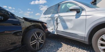 „Žalias“ jaunuolis susidūrė su priešpriešiniu automobiliu