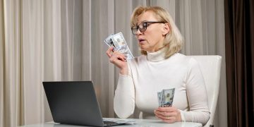 Sukčiai nesnaudžia: iš žmonių išviliotos didelės pinigų sumos