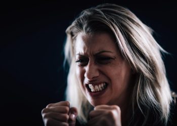 Psichiškai nestabili moteris užsipuolė policijos pareigūnę