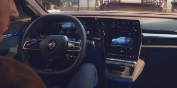 Pirmas kartas prie elektromobilio vairo: naudingi patarimai, kurie leis mėgautis kelione