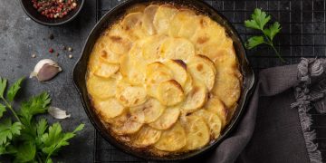 Paprasta kaip du kart du: pigus, skanus ir greitas bulvių sluoksniuotis su mėsa