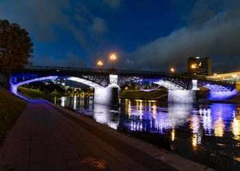 Vilnius palaiko nuo terorizmo atakų kenčiantį Izraelį: šalies vėliavos spalvomis nušvito tiltai, Trijų Kryžių paminklas, Rotušė