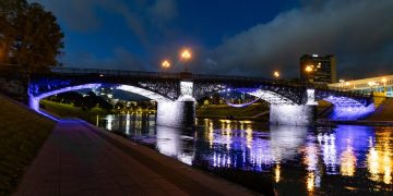 Vilnius palaiko nuo terorizmo atakų kenčiantį Izraelį: šalies vėliavos spalvomis nušvito tiltai, Trijų Kryžių paminklas, Rotušė