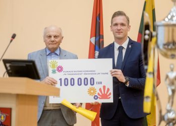 Vilniaus rajono savivaldybė futbolo klubui „TransINVEST“ skyrė 100 tūkst. eurų čekį