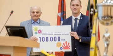 Vilniaus rajono savivaldybė futbolo klubui „TransINVEST“ skyrė 100 tūkst. eurų čekį