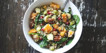 Briuselio kopūstų salotos prie Padėkos dienos kalakuto