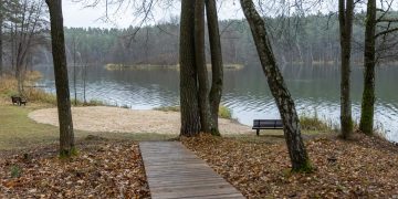 Visuomenei atveriama ežero pakrantė prie Gulbinų kvartalo
