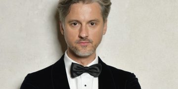 Vytautas Rumšas jaunesnysis ėmėsi sodybos atnaujinimo darbų: keitė langus ir meistravo terasą