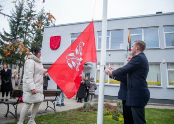 Avižieniuose iškilmingai pristatyti kaimo heraldikos simboliai