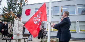 Avižieniuose iškilmingai pristatyti kaimo heraldikos simboliai