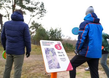Nemenčinėje atidarytas naujas diskgolfo parkas