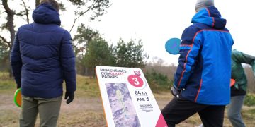 Nemenčinėje atidarytas naujas diskgolfo parkas