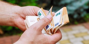 Neblaivus vilkiko vairuotojas bandė išsisukti kyšiu