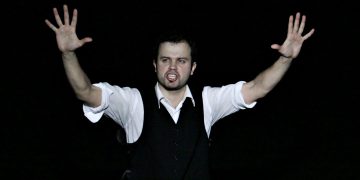 Režisierius Justas Tertelis pristato spektaklį žmonėms virš 33 metų