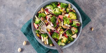 Baltą mišrainę iš karalienės sosto stumia brokolių salotos su spanguolėmis: turėtų išbandyti kiekvienas