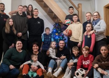 Prieš šventes „Ryto“ krepšininkai pradžiugino vaikus globos namuose