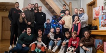 Prieš šventes „Ryto“ krepšininkai pradžiugino vaikus globos namuose