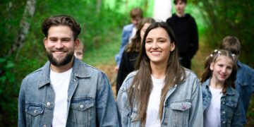 Septynis paauglius globojanti jauna šeima: kai pavadina tėčiu ar mama, tai labai paliečia širdį