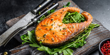 Kartą ir visiems laikams – kas ta balta medžiaga, pasirodanti kepant lašišą?