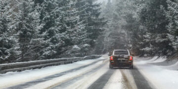 Vairavimo žiemą ypatumai: 5 patarimai, padėsiantys išvengti netikėtumų kelyje