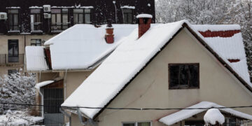 kada sniegas kelia pavojų pastato stogui ir kaip išvengti nuostolių