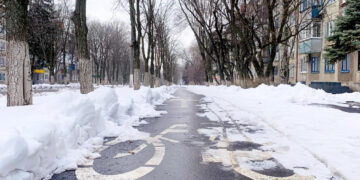 Dėl sudėtingų oro sąlygų Vilniuje barstomi padidinti druskos kiekiai, raginama atsisakyti nebūtinų kelionių