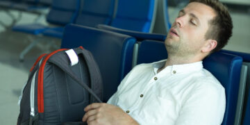 Iš miegančių jaunuolių pavogta kuprinė su 30 000 JAV dolerių