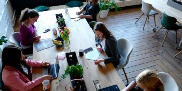 Kovo 8-ąją moteris kviečia dirbti 67 minutėmis trumpiau