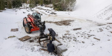 Antakalnio kapinėse demontuotas sovietinis palikimas