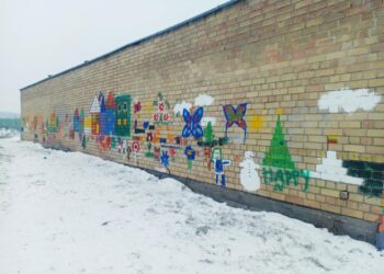 Vaikai užspalvino necenzūrinius vaizdus ant garažų