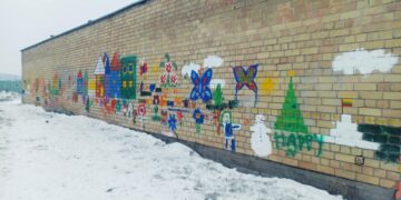 Vaikai užspalvino necenzūrinius vaizdus ant garažų