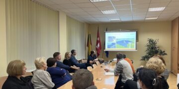 „Elektrum Lietuva“ su bendruomene aptarė Šalčininkuose plėtojamą saulės elektrinių parko projektą