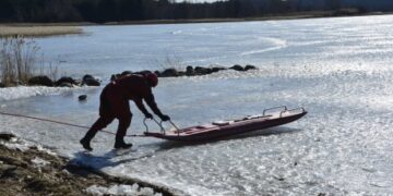 Ugniagesiai gelbėtojai informuoja, kad lipti ant ledo pavojinga!