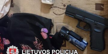 Įtariamojo namuose rastas ginklas, narkotinės medžiagos