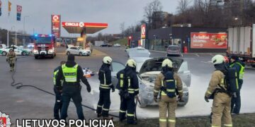 Per plauką išvengta skaudžios automobilio nelaimės