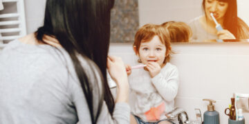 Kaip pasirūpinti vaikų dantimis? Tik pusė ikimokyklinio amžiaus tėvų ryte valo vaikų dantis