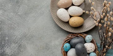 Kiaušinius Velykoms nudažysite vos su keliais maisto produktais