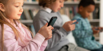 Išmanusis telefonas vaikui: pirkti naują, ar perleisti naudoti senąjį?