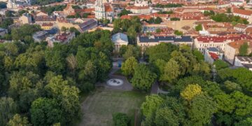 Sostinėje neliks dalies reklaminių įrenginių: imtasi stendų su nebegaliojančiais reklamos leidimais nukėlimo