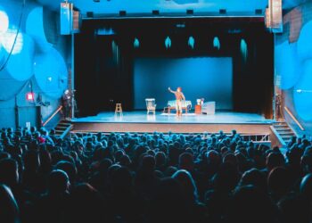 Atskleisti teatro lankytojų įpročiai ir populiariausi 2023 m. spektakliai