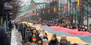 Kovo 11-oji Vilniuje: moksleivių apdovanojimai, nemokamos ekskursijos ir dainos ant istorinio Stalo kalno