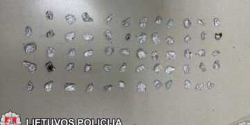 Areštinėje atsidūrė galimai narkotikus platinusi moteris ir dvi jų pirkėjos
