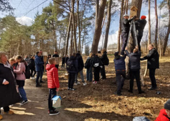 Šeimų parke Lentvaryje iškelti inkilai!