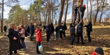 Šeimų parke Lentvaryje iškelti inkilai!