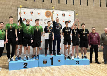 Stalo tenisininkai atkakliai skinasi pergales